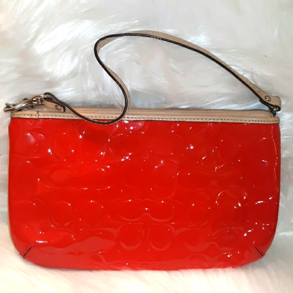 L@@K- Rare~COACH "Peyton" Large Striking Red Signature Embossed Leather Wristlet - Picture 4 of 16